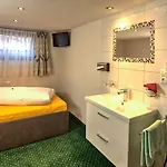 瓦尔泽海姆膳食公寓酒店 3*